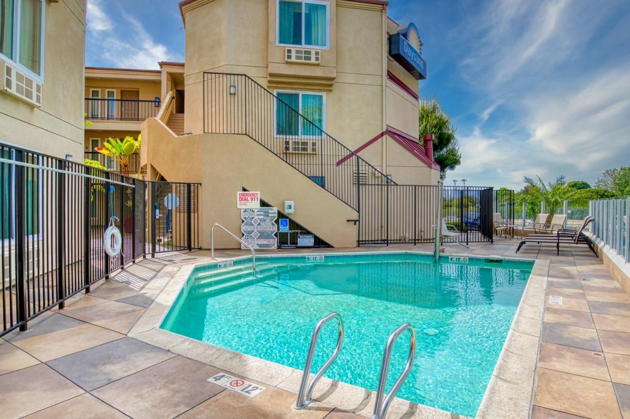Days Inn By Wyndham Carlsbad Buitenkant foto