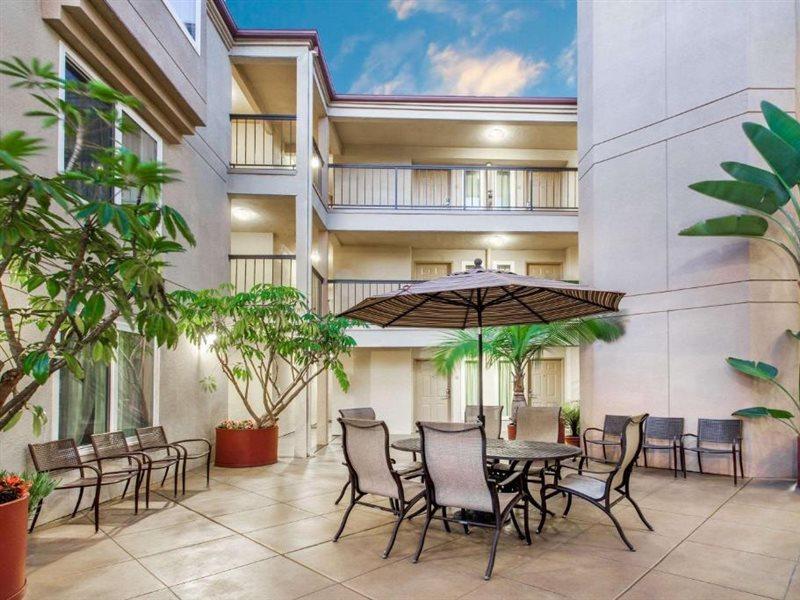 Days Inn By Wyndham Carlsbad Buitenkant foto