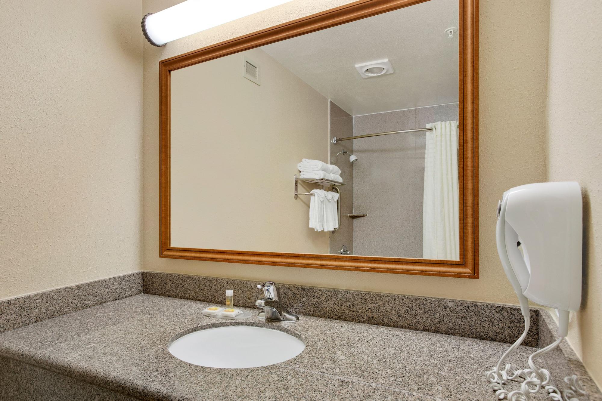 Days Inn By Wyndham Carlsbad Buitenkant foto