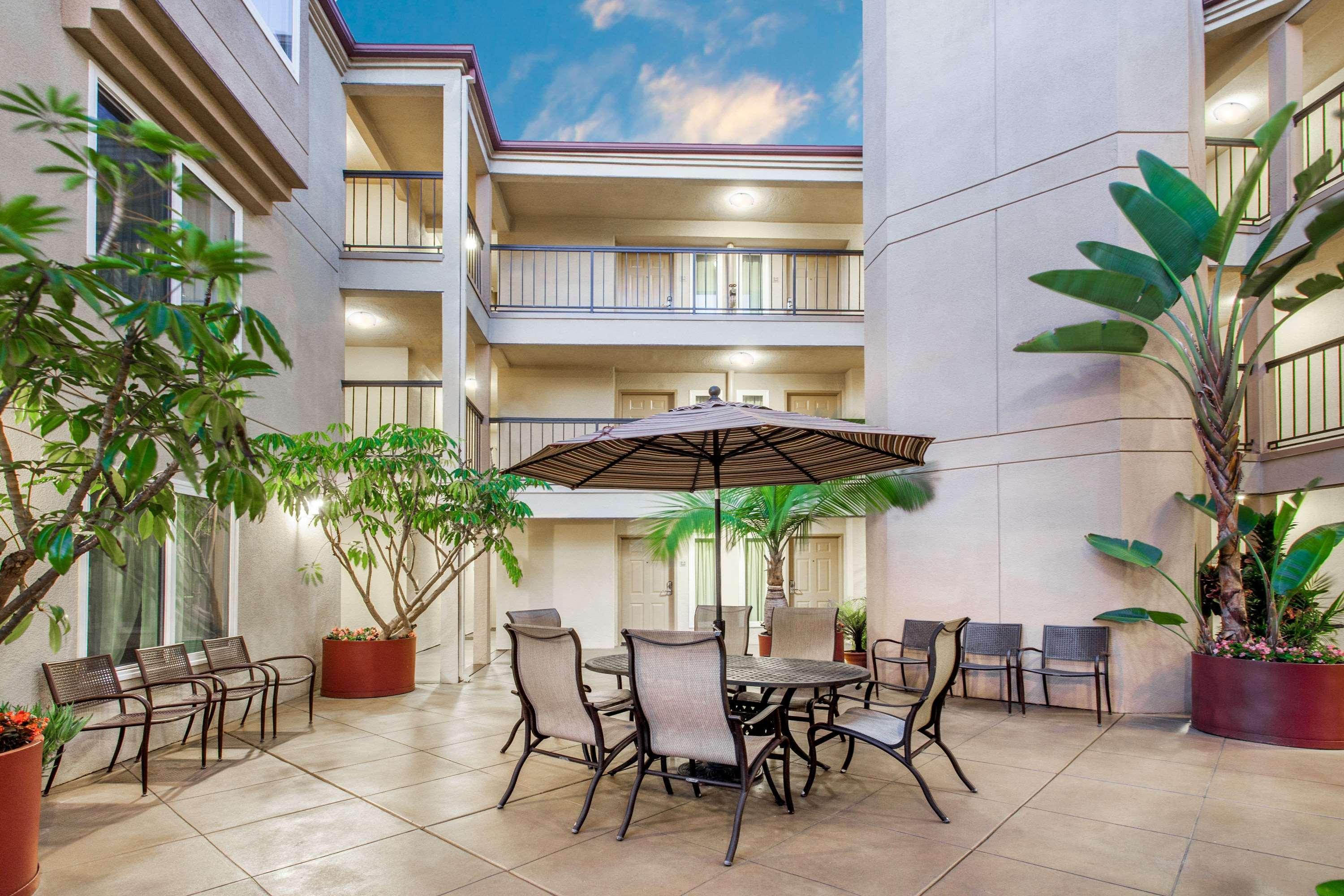 Days Inn By Wyndham Carlsbad Buitenkant foto
