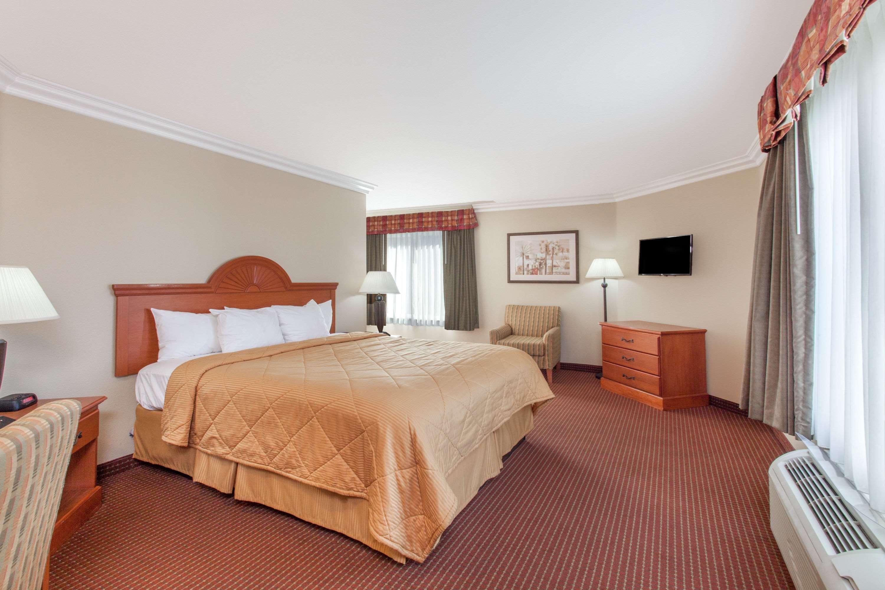 Days Inn By Wyndham Carlsbad Buitenkant foto