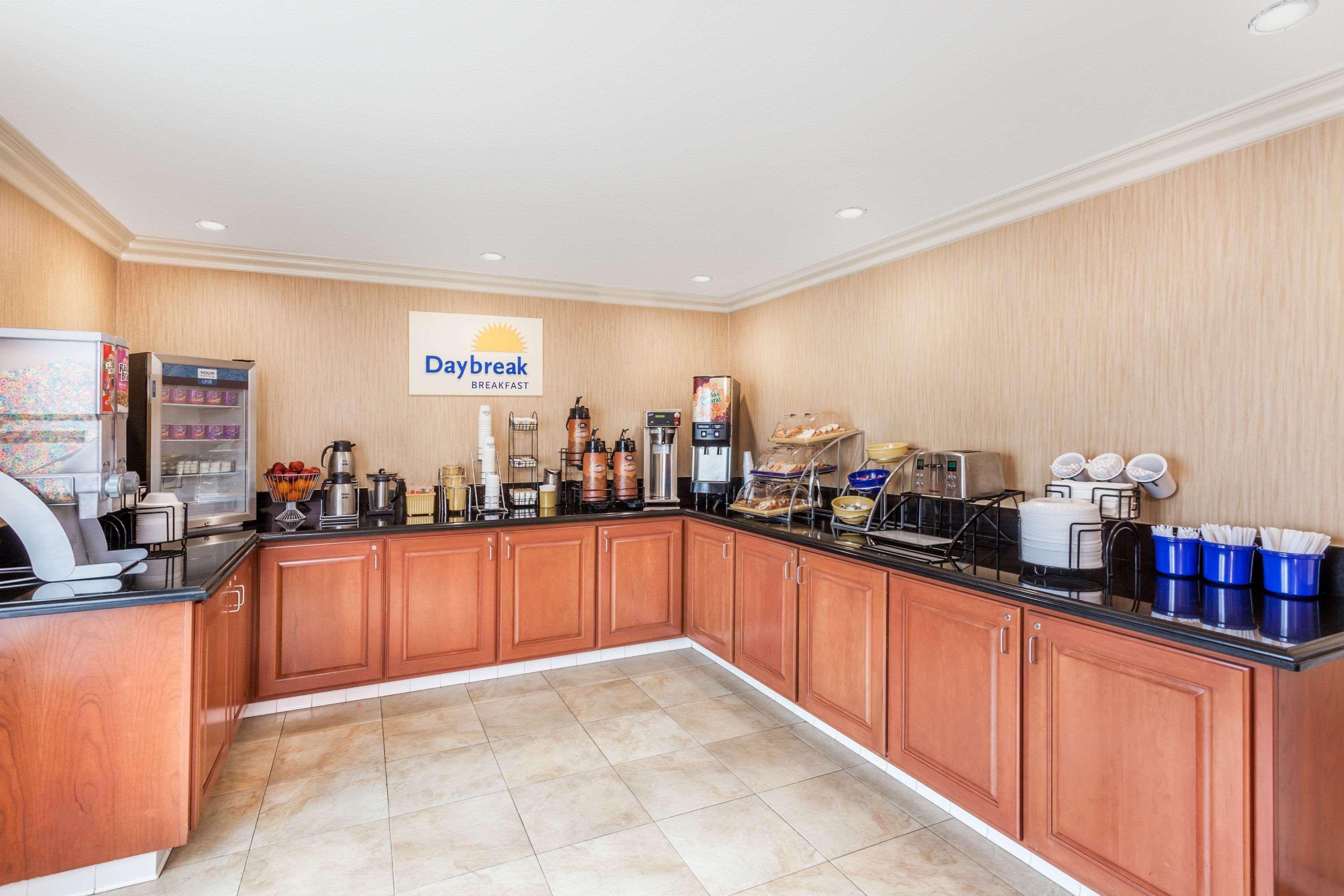 Days Inn By Wyndham Carlsbad Buitenkant foto