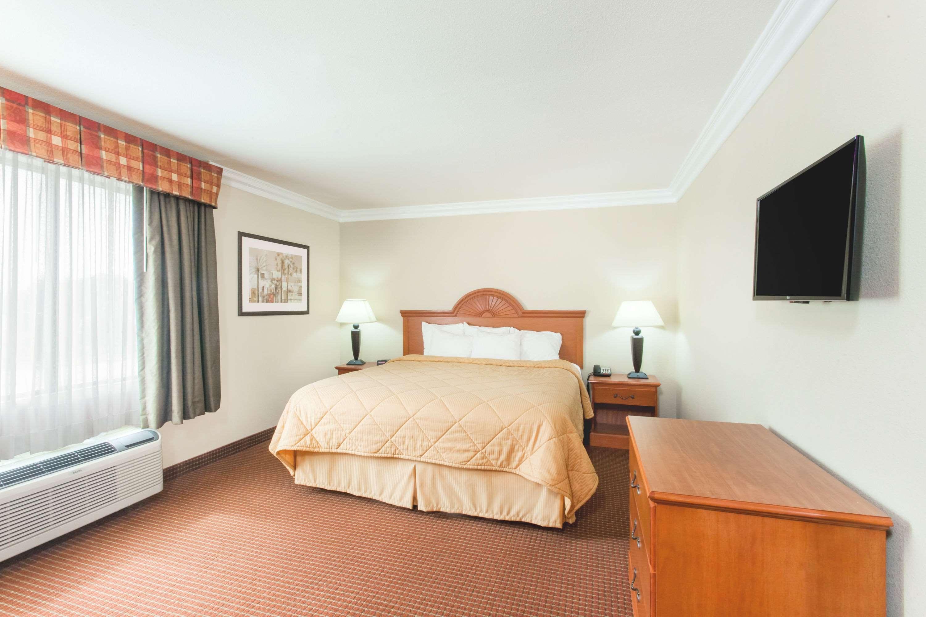 Days Inn By Wyndham Carlsbad Buitenkant foto