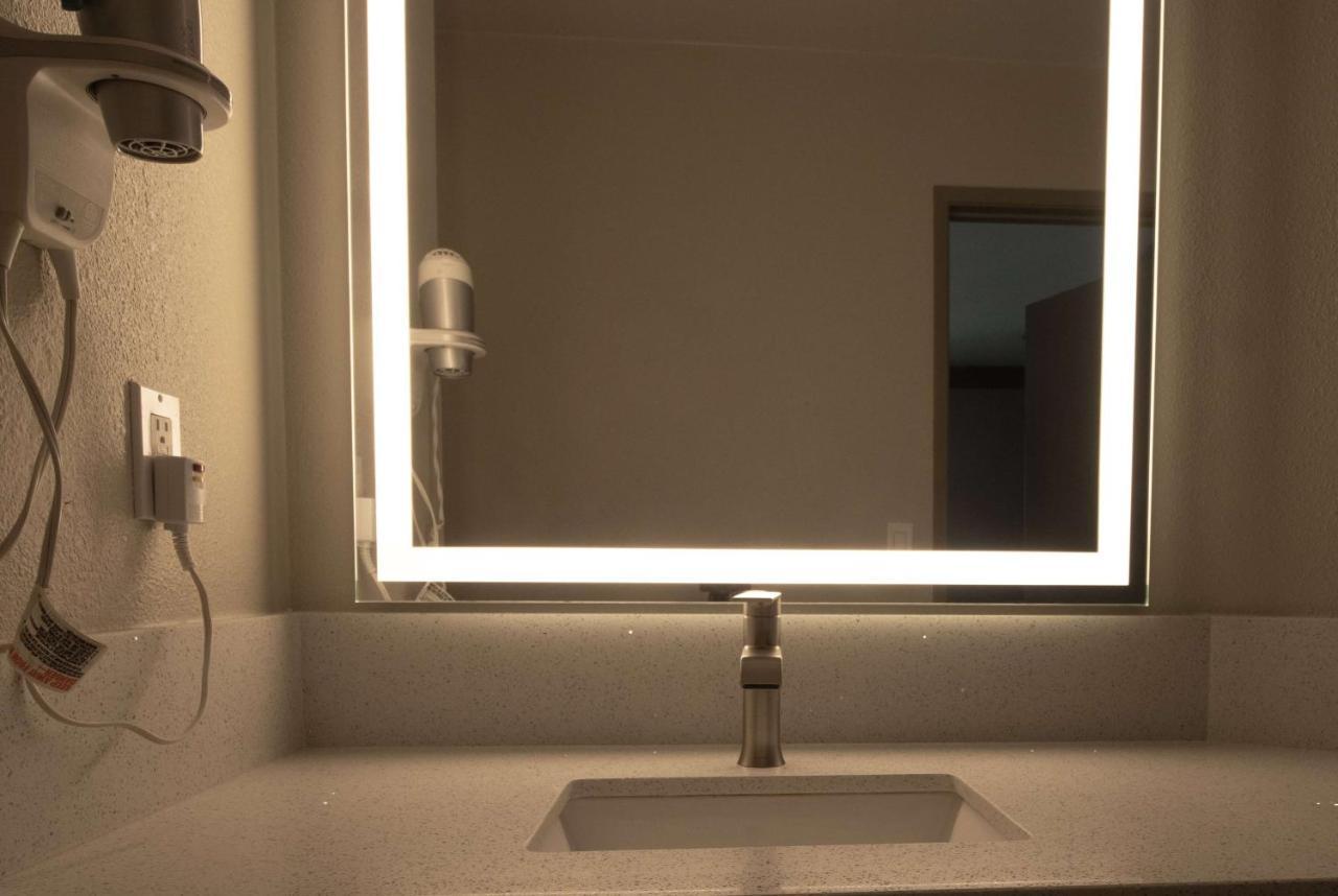 Days Inn By Wyndham Carlsbad Buitenkant foto