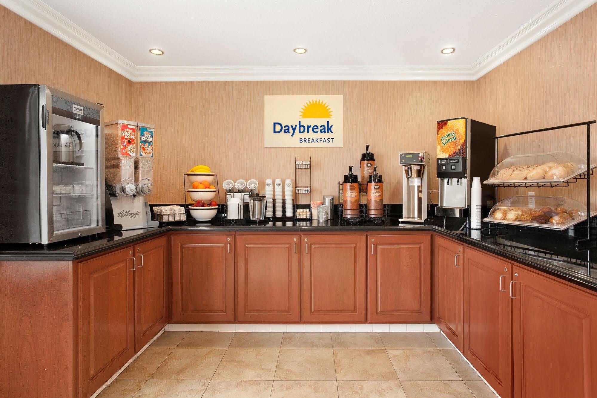 Days Inn By Wyndham Carlsbad Buitenkant foto