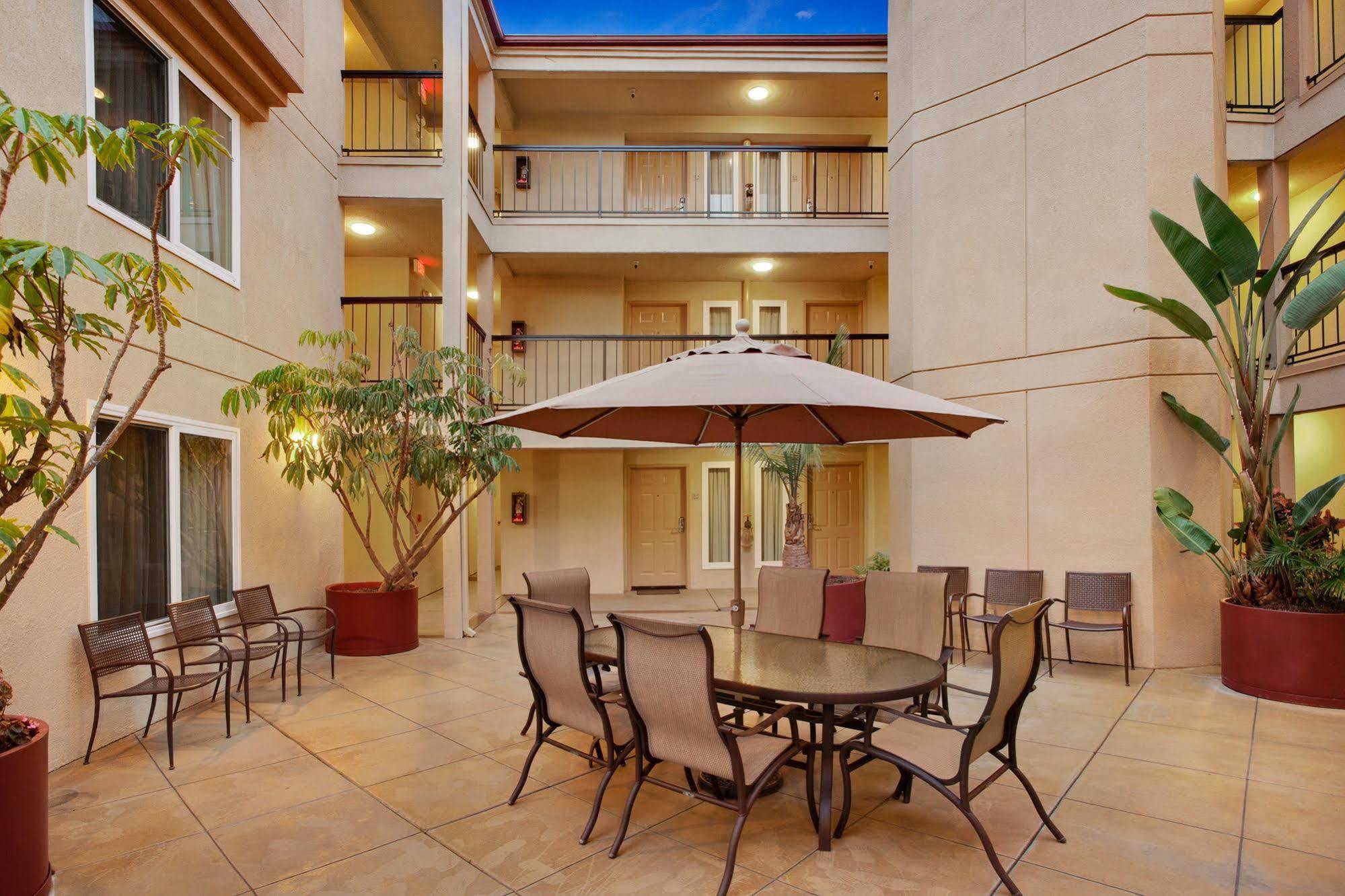 Days Inn By Wyndham Carlsbad Buitenkant foto